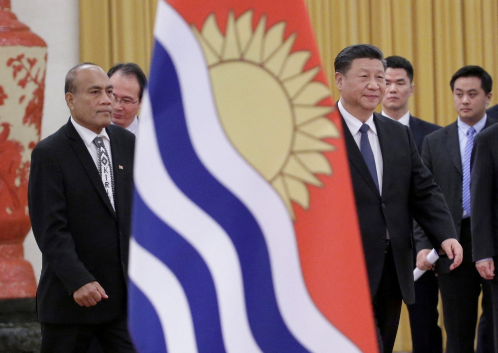 基里巴斯于2019年与台湾断交改与中国建交。图示中国国家主席习近平2020年1月6日在人民大会堂欢迎基里巴斯总统塔内希马茂（左）。-路透社-