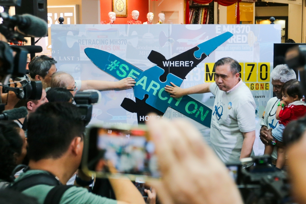 陆兆福周日出席马航MH370客机失联十周年的纪念活动。-Miera Zulyana摄-