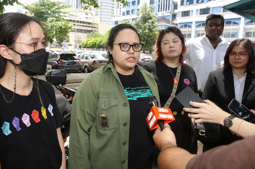 狄波拉周一在金马警区总部外表示，2024年妇女节游行筹委会感谢警方的配合。-Choo Choy May摄-