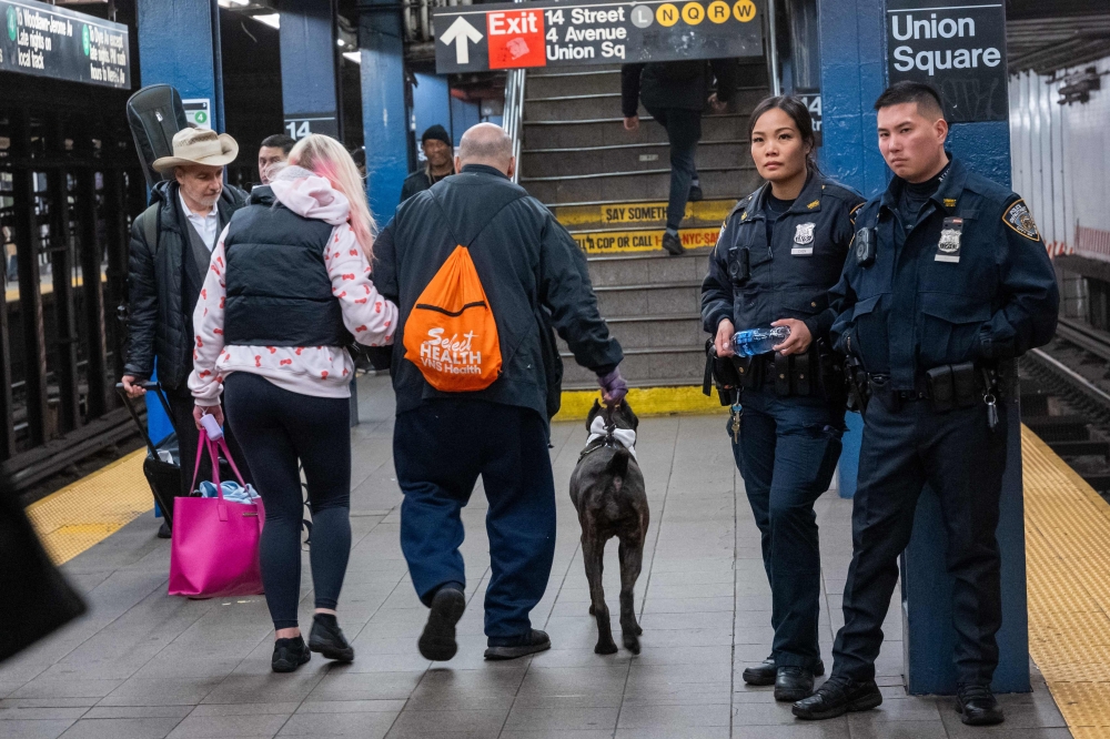 纽约地铁近期屡见暴力犯罪事件，州政府周三提出维安措施，包括加派1000名国民兵与州警巡逻、检查随身物品。图为纽约市警察在月台驻守。-法新社-