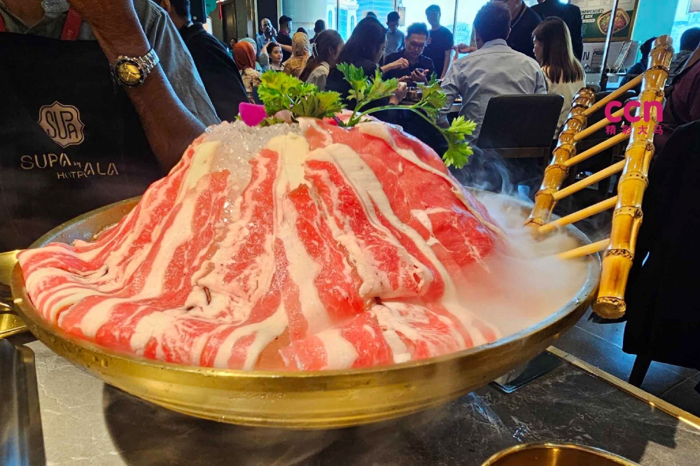 薄切的雪花牛肉让人垂涎三尺。-杨琇媖摄-