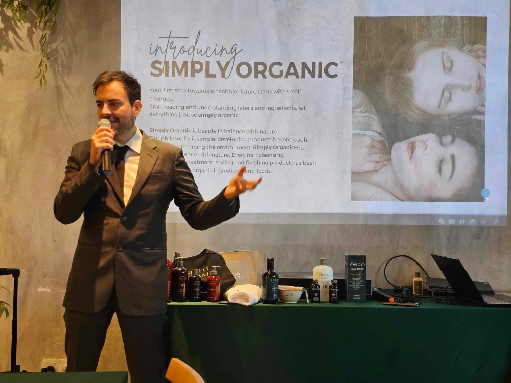 品牌总经理达维德·兰波尼（Davide Ramponi）用流利的中文介绍Simply Organic这个品牌的概念。-杨琇媖摄-