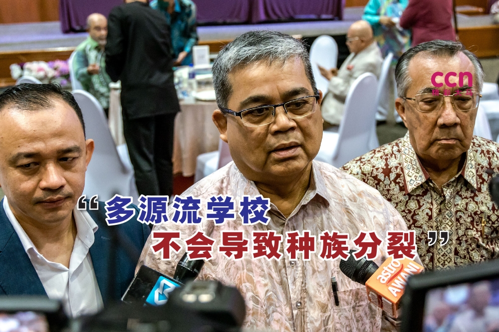 艾隆阿果说，多源流学校不是导致分裂的因素，而是能带领人民前往团结的方向。-Firdaus Latif摄，精彩大马制图-