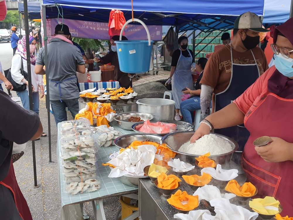 摊主售卖各种美味的传统马来美食。-Loheswar Rathakrishnan摄-