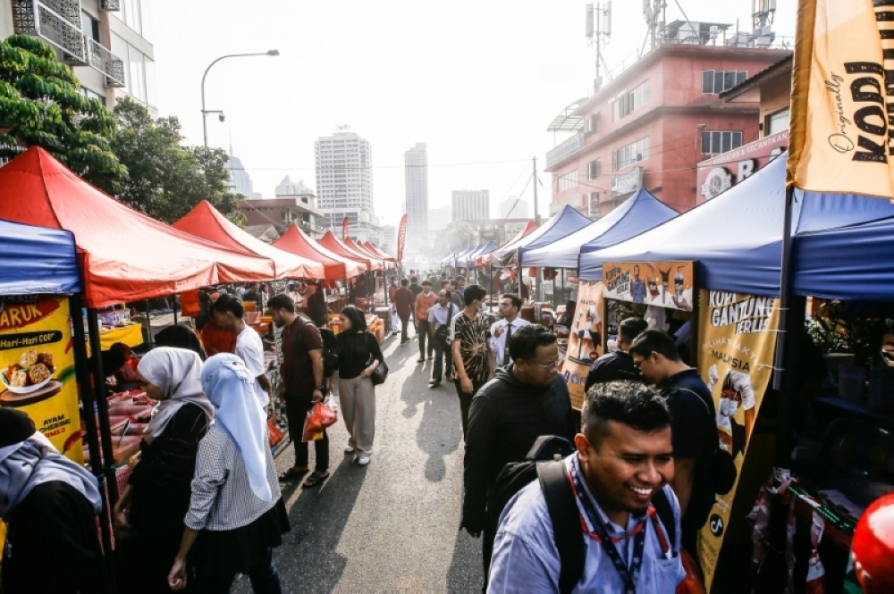 民众会在斋戒月市集展开寻找美食的旅程。-Hari Anggara摄-