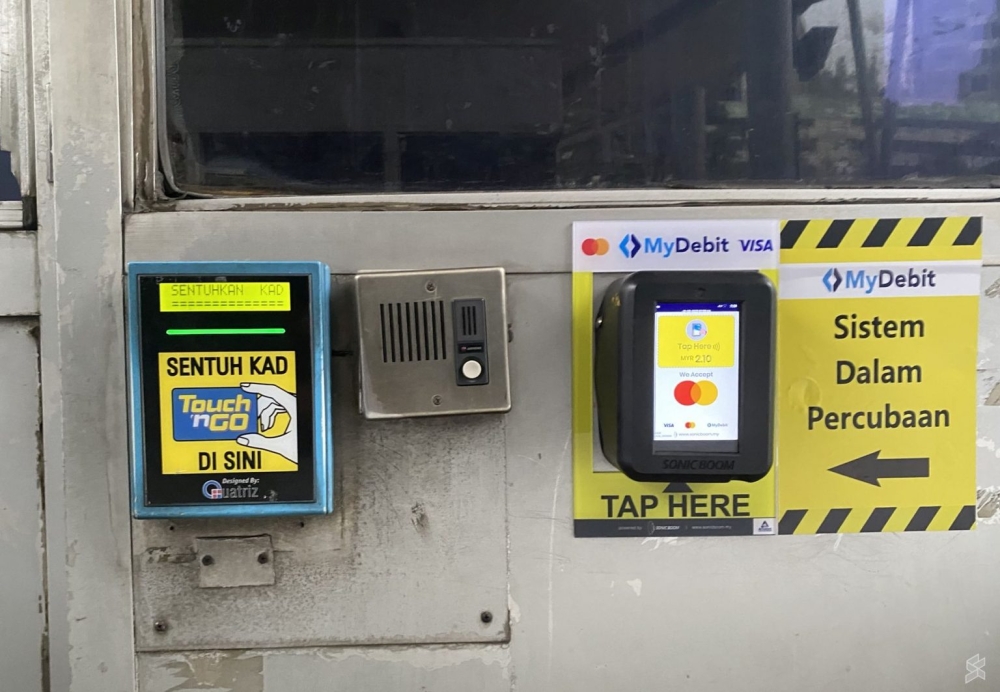 LDP的TNG读卡器（左），以及信用卡和扣账卡的终端机（右）。-摘自Soyacincau-