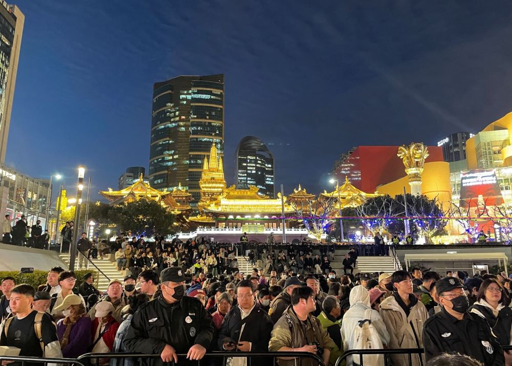 全球第二大苹果零售店Apple上海静安店周四开业，大批“果粉”蜂拥而至，有人甚至提前一夜彻夜等候。-路透社-