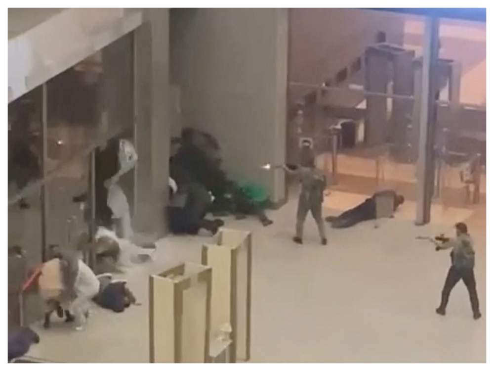 穿上迷彩服的枪手在莫斯科一个音乐厅大堂对民众扫射期间，多人浴血倒地。-路透社-