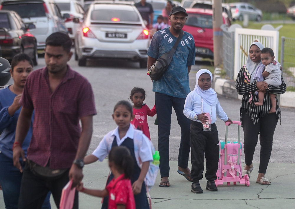 卫生部建议，处于一级炎热天气的地区，应暂停课堂外的活动。-Farhan Najib摄-