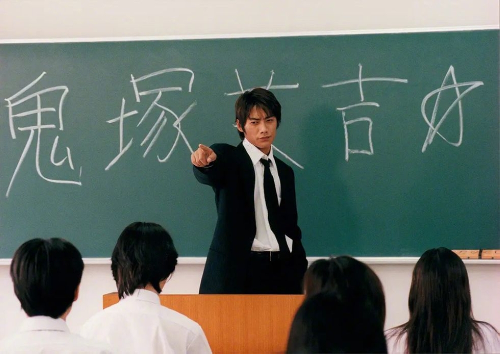 《麻辣教师GTO》中饰演曾经是暴走族的高中教师“鬼冢英吉”。-图摘自网络-