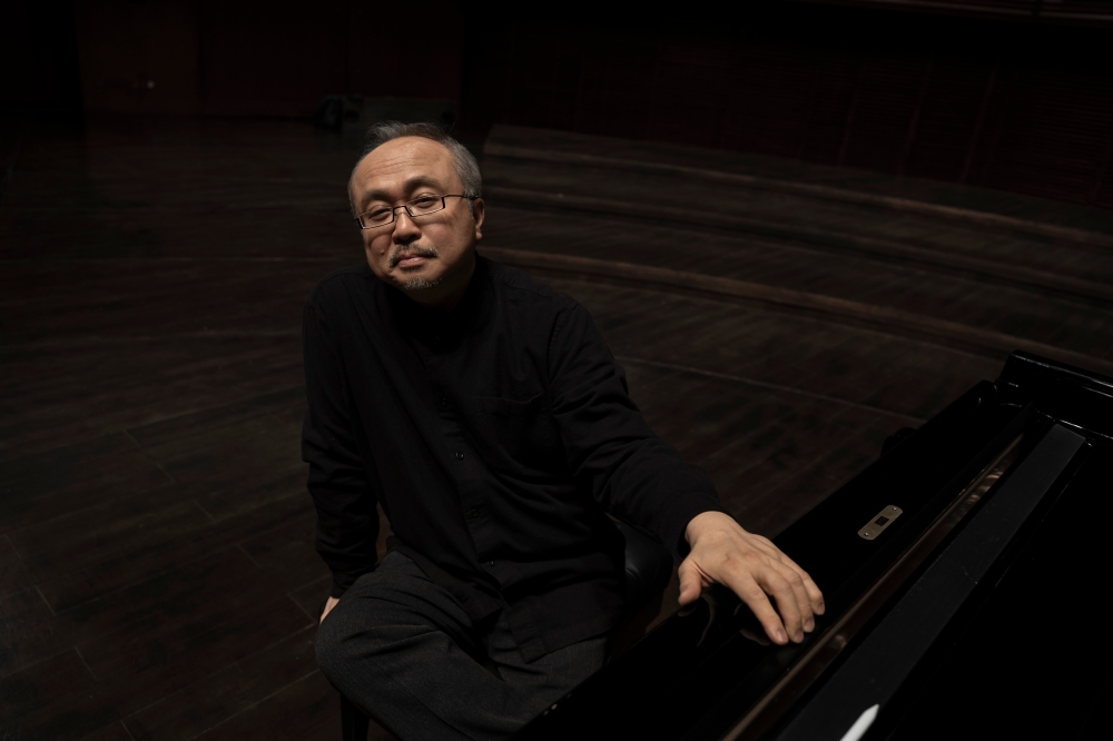 邓泰山被誉为琴键上的诗人，不仅是第10届肖邦国际钢琴大赛金奖得主，更是首位获此殊荣的亚洲钢琴家。-摩尔娱乐提供-