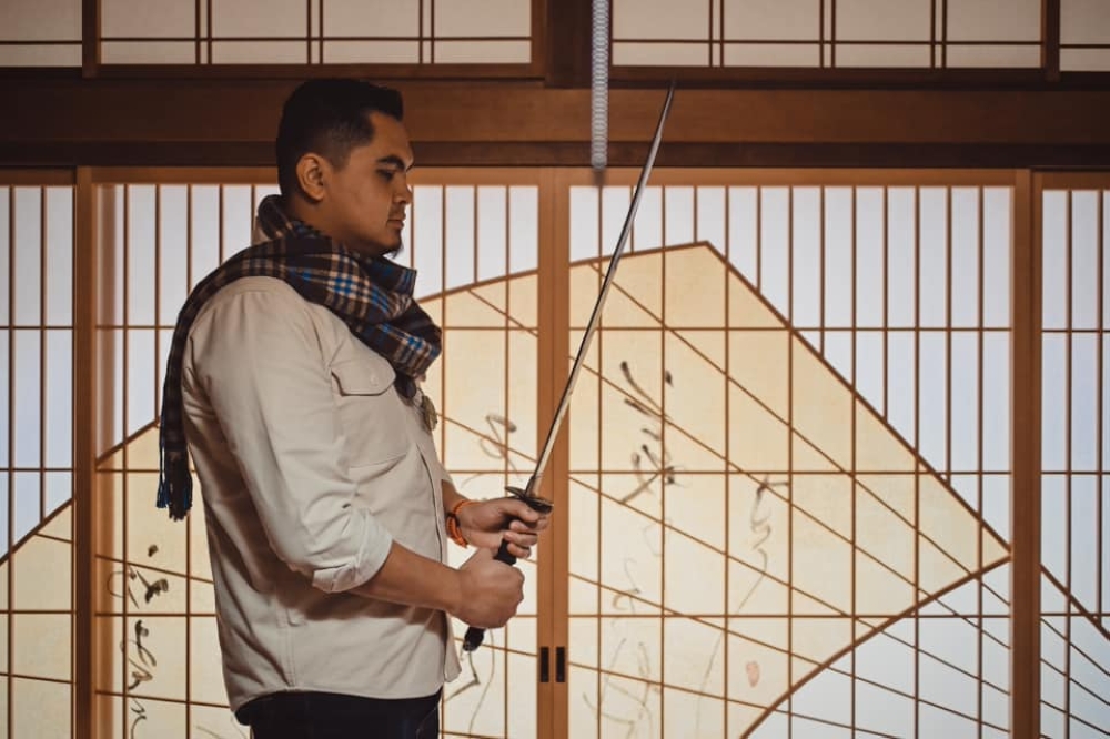 阿克玛在社交媒体上发布一张在舞剑的帖文引起争议。-图取自阿克玛Instagram-