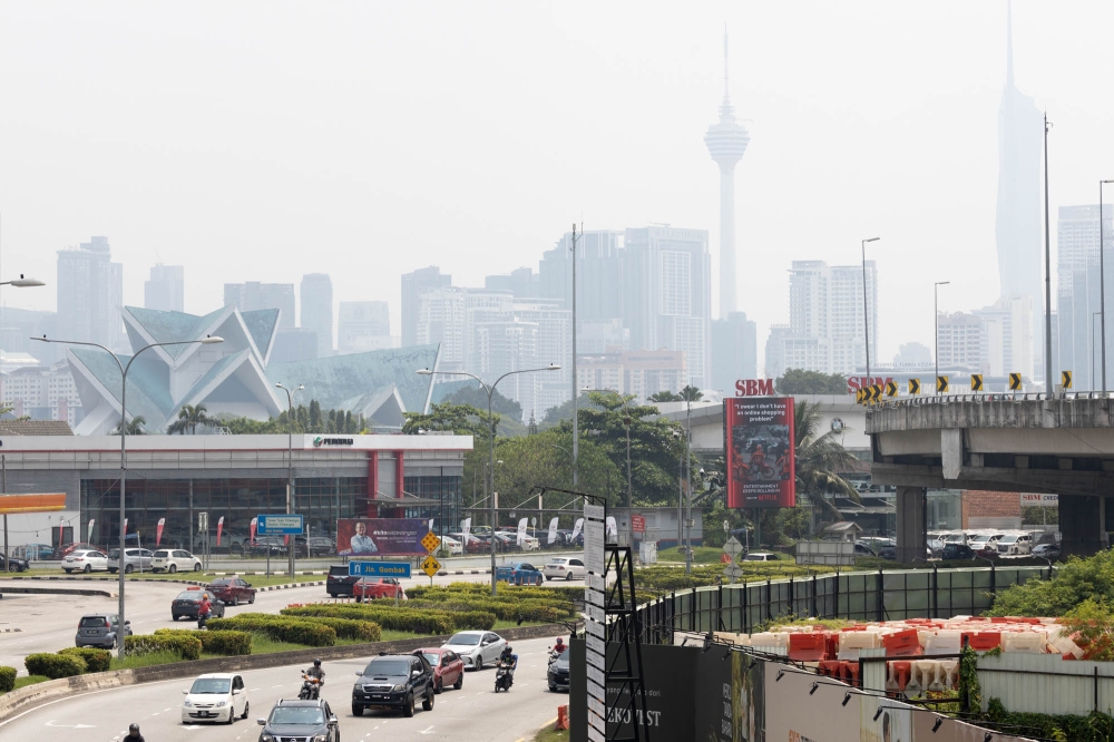 如果空气污染指数突破100点，请尽减少在户外活动。-档案图/Firdaus Latif摄-