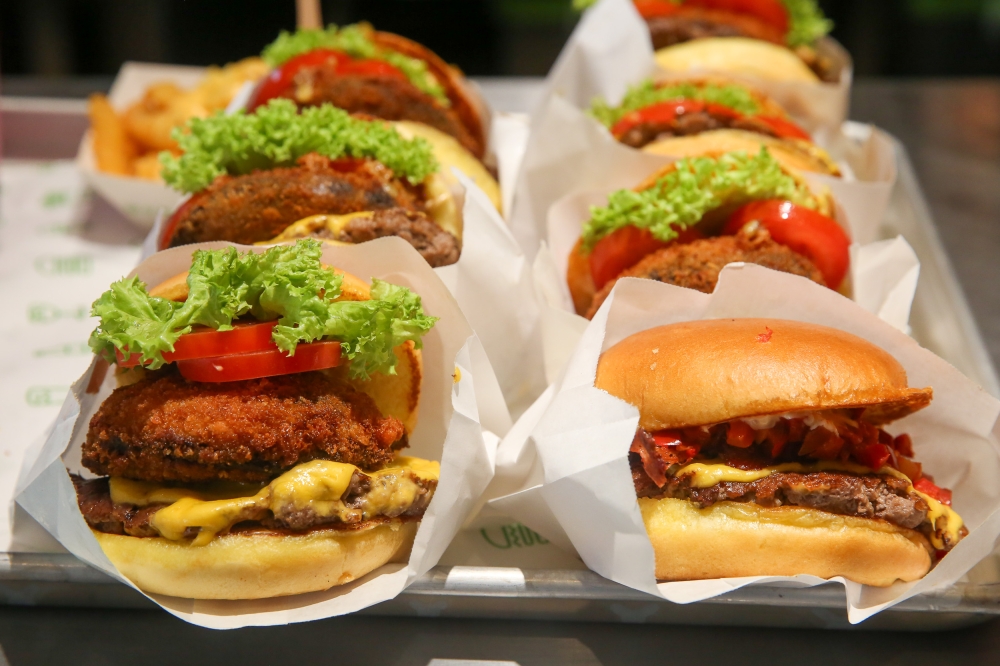 Shake Shack来自纽约的街头人气汉堡店，提供安格斯牛肉制成的汉堡，美式热狗以及鸡肉汉堡等。 -Choo Choy May摄-