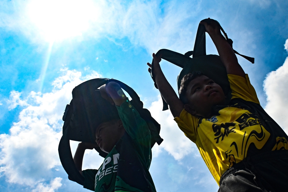 数据显示，国内共有45人因天气炎热而出现中暑、热衰竭和热痉挛，累计通报2宗死亡案例。-马新社-