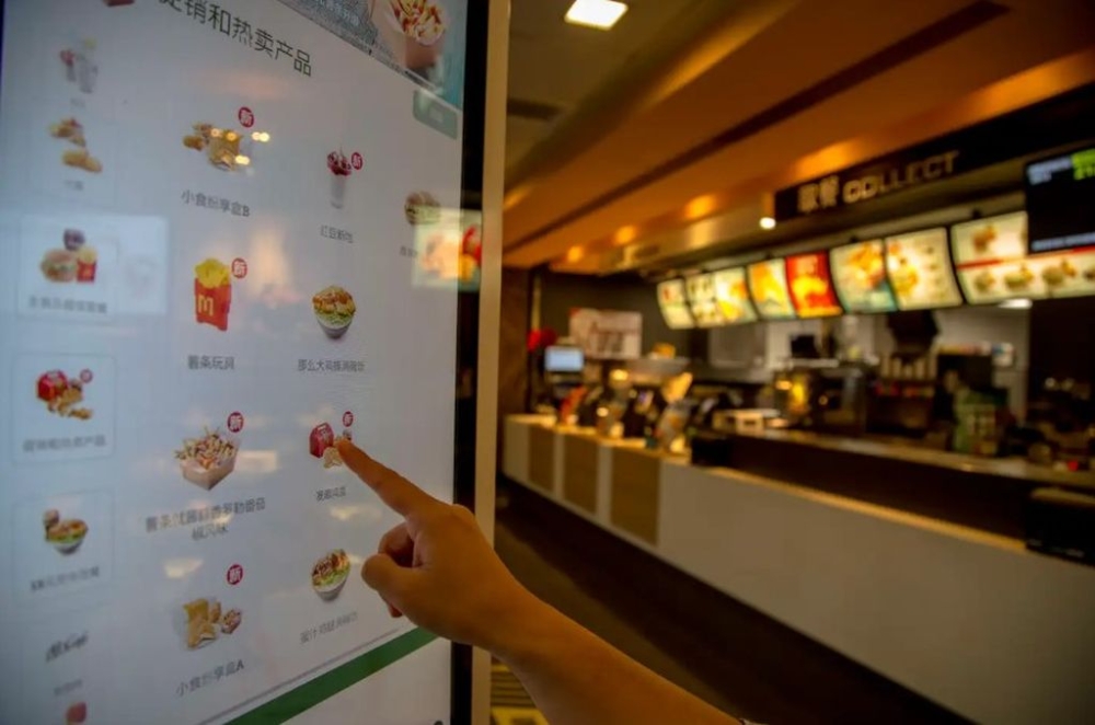 3名男子因辱骂和挑衅光顾麦当劳快餐店的巫裔食客，而遭警方逮捕助查，当中一人是陆军。-法新社-