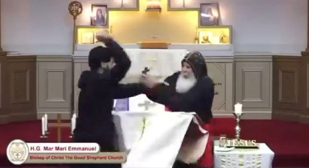 悉尼以西一座东正教教堂透过网上直播弥撒，一名身穿黑衣的男子突然走向正讲道的主教，多次刺向对方头部及上身。-路透社-