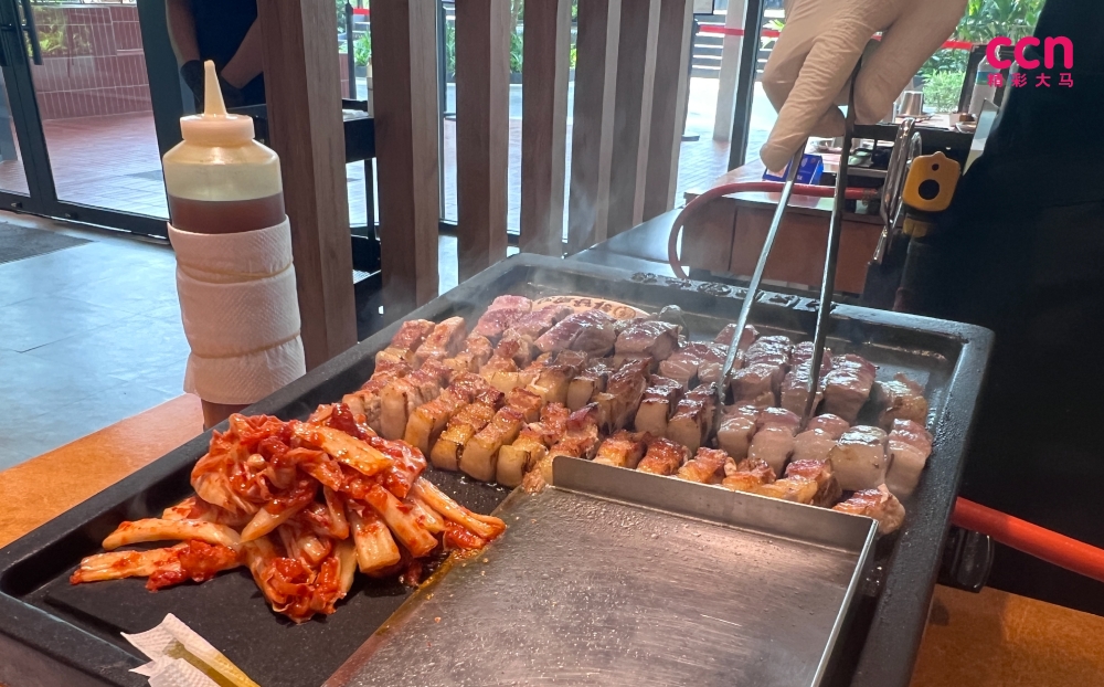 到HANAM BBQ用餐完全不用自己动手,服务人员会把肉烤好。-庄礼文摄-