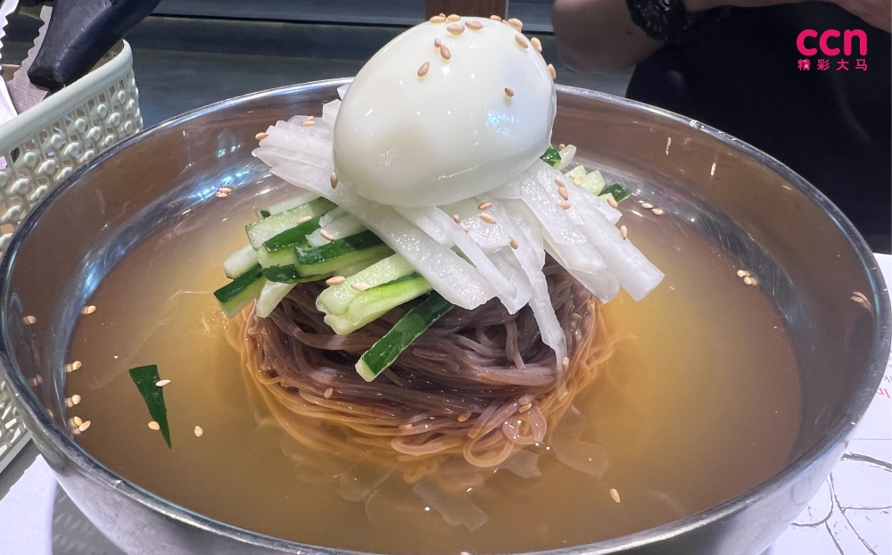 除了汤头清爽,略粗的白萝卜丝和黄瓜丝为柔软的冷面增添了口感。-庄礼文摄-