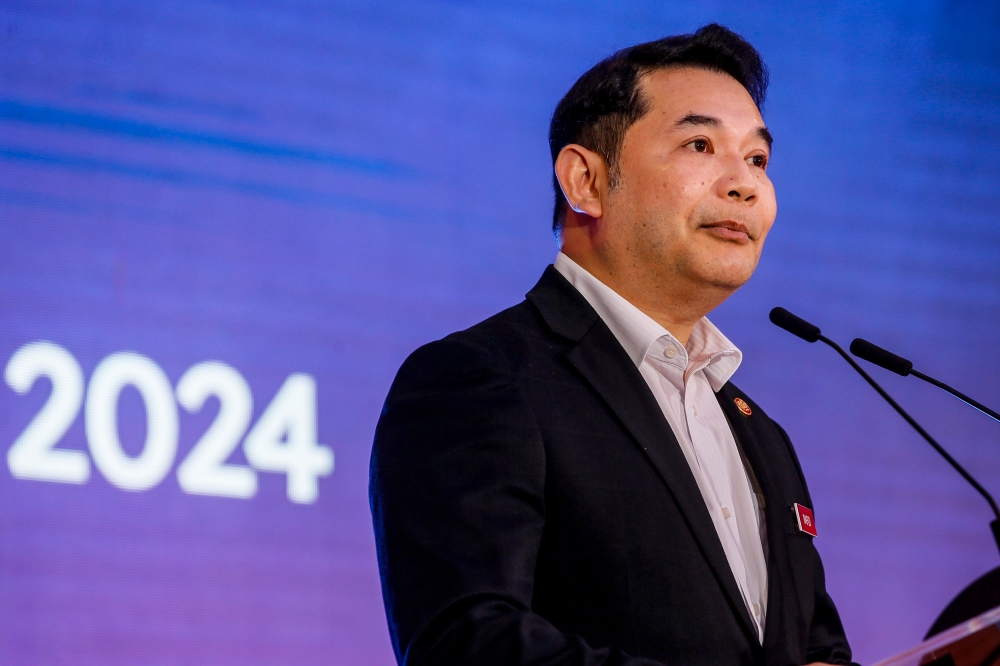拉菲兹表示，政府今年会继续减少汽油补贴，以减少财政赤字。-Hari Anggara摄-