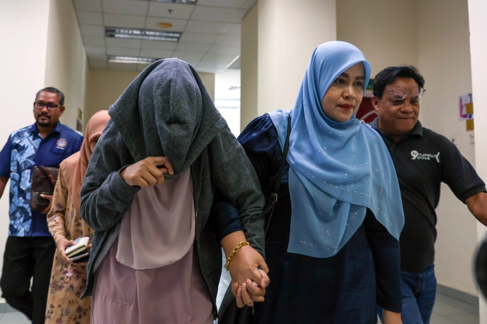 37岁单亲妈妈诺菲菲，成了登州首名因幽会罪成而被判鞭刑的女子。-马新社-