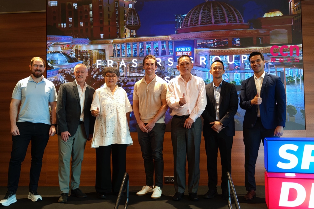 詹姆士弗朗西斯（左起）、保罗吉本斯、李彩珍、麦可默里和陈海全一同合影。-刘家仪摄/精彩大马制图-