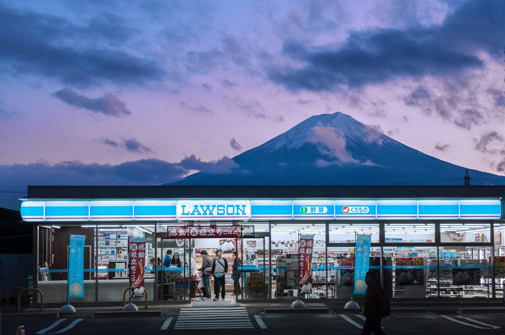 由于Lawson河口湖站前店有富士山为背景，加上蓝白相间招牌，近年成为热气人打卡点。-图摘自unsplash-