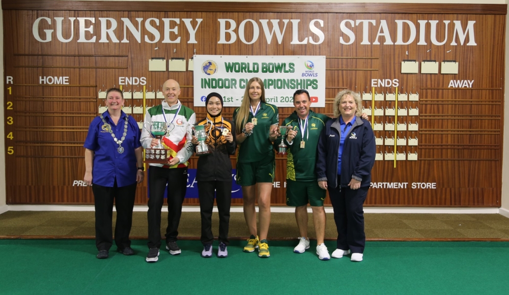 诺艾拉（中）在室内草地滚球世锦赛中，夺下女子单人组别世界冠军。-摘自世界滚球脸书-