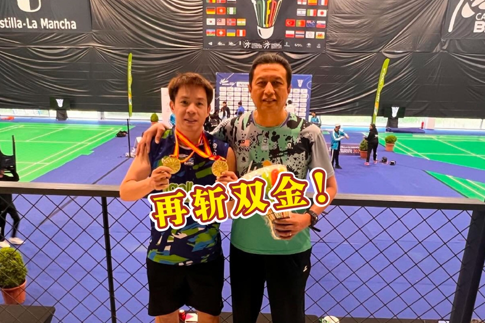 谢儮好在西班牙国际残羽2级赛“再下一城”，重复包揽SU5男单双金牌后与教练诺瓦合影。-摘自谢儮好脸书/精彩大马制图-