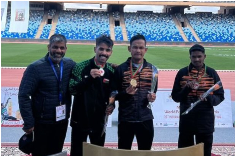 里祖安（右二）与吉克里（右一）获奖后，与教练合影。-摘自大马体理会脸书-