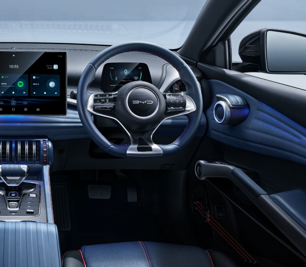 新的黑深蓝内饰。-摘自Soyacincau-