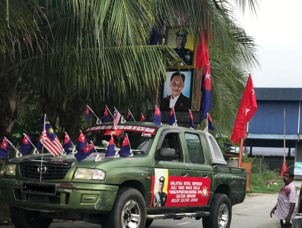 阿末法德里谴责希盟竞选团队，竟滥用国家元首苏丹依布拉欣的肖像，来提高新古毛州席补选行动党候选人彭小桃的人气。-图取自Fadhli Shaari面子书-