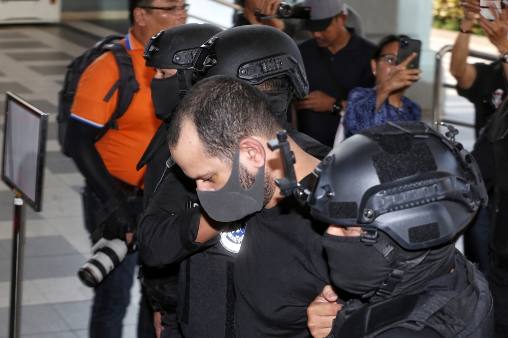 法庭向萨隆阿维坦Shalom Avitan宣读2项修正控状，但他皆否认有罪。-Choo Choy May摄-