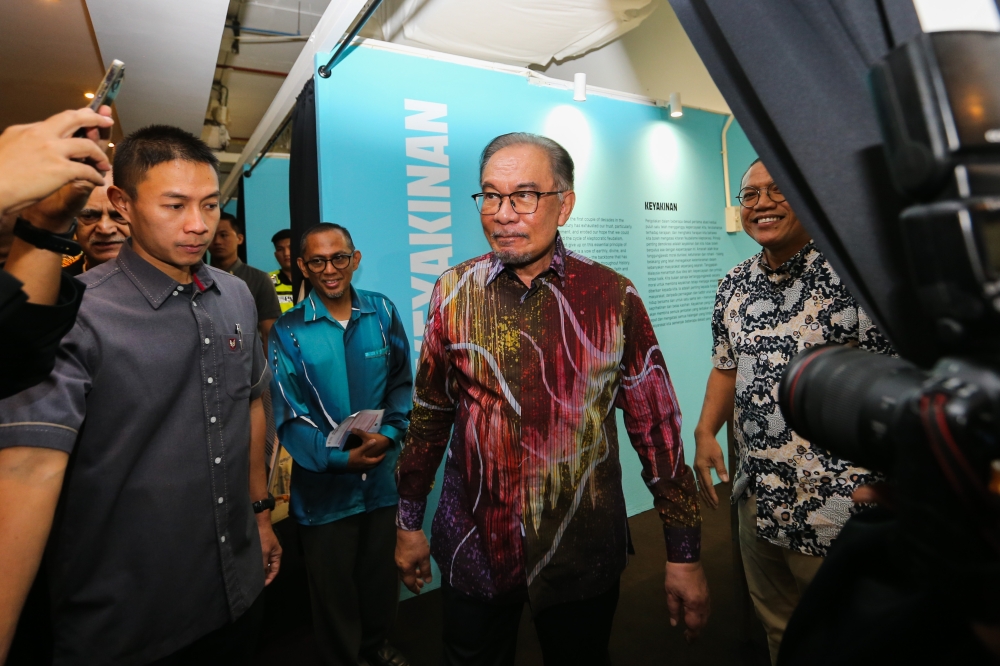 安华说，政府已鉴定新任选委会主席人选。-Miera Zulyana摄-