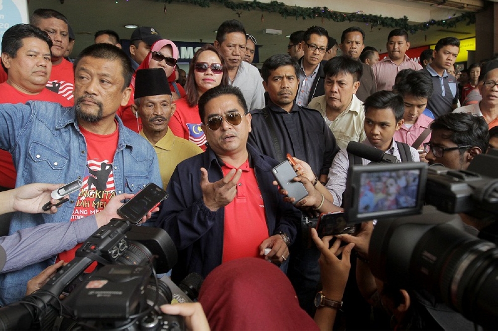 拳王阿里（中）说，他对安华改观了，开始钦佩对方治国的能力，所以才选择加入公正党。-Yusof Mat Isa摄-