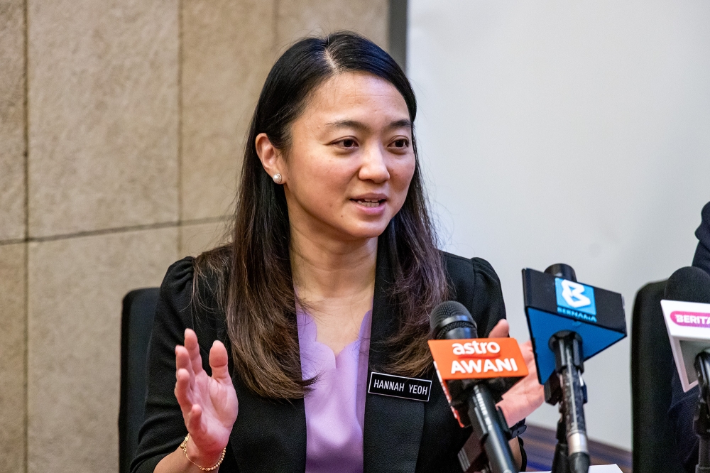 杨巧双因夫婿的公司获得雪州政府项目，而面对舆论压力。-Firdaus Latif摄-