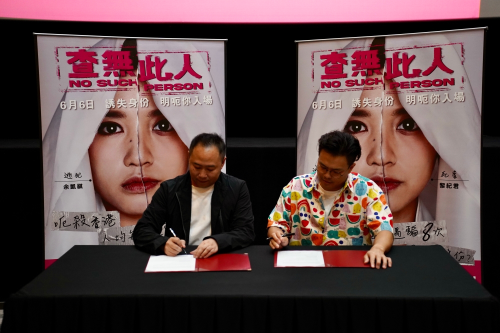黎竞文(左)和杨景森签署备忘录,预告接下来会有更多马港合作的电影作品。-Elepfilm Entertainment提供-