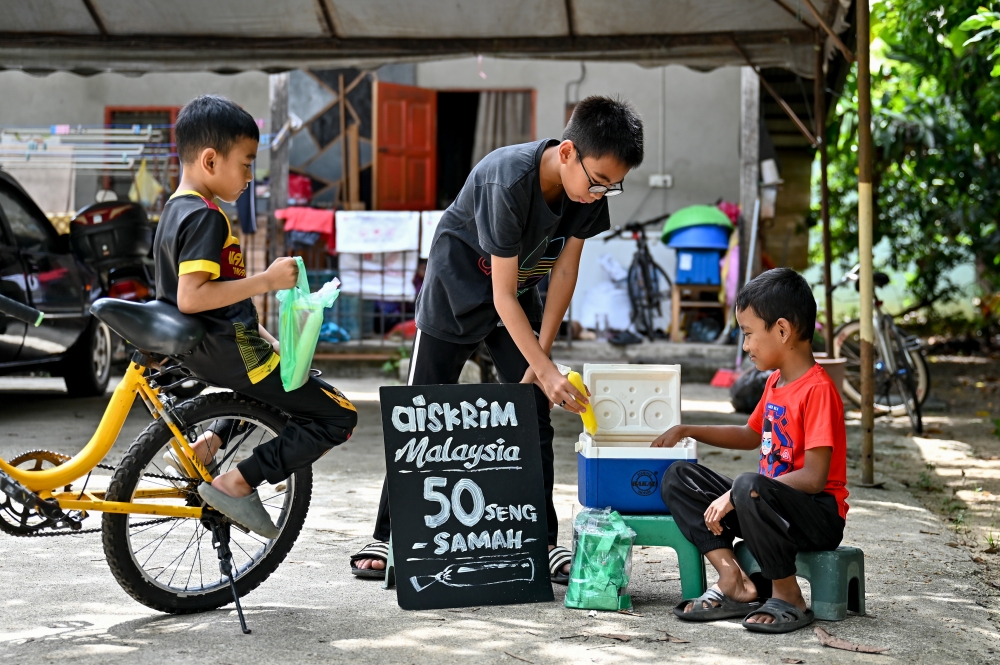 伊凡是于今年5月学校假期期间，在家门前以每份50仙的价格售卖各种口味的冰条。-马新社-