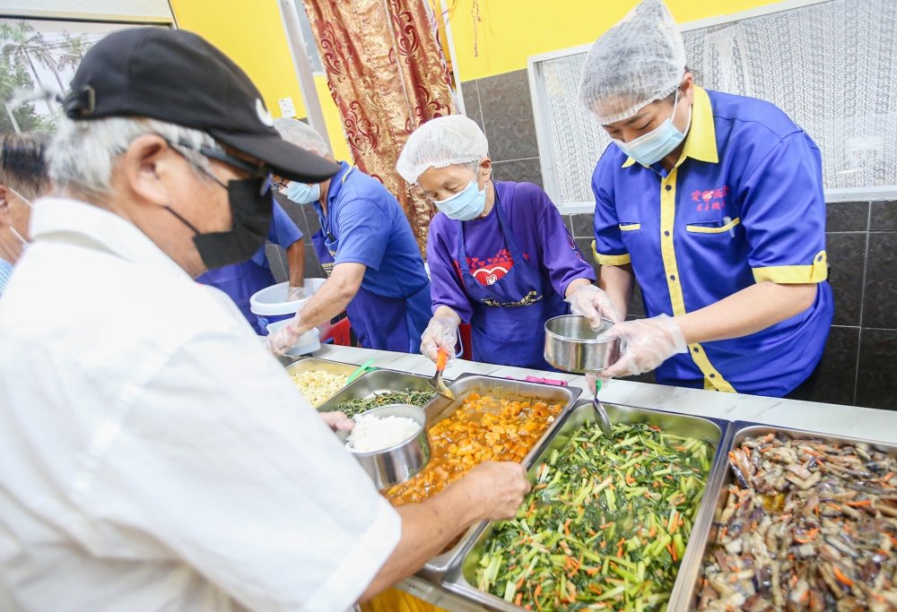 巴占舍食堂为有需要者提供免费饭菜。-Farhan Najib摄-
