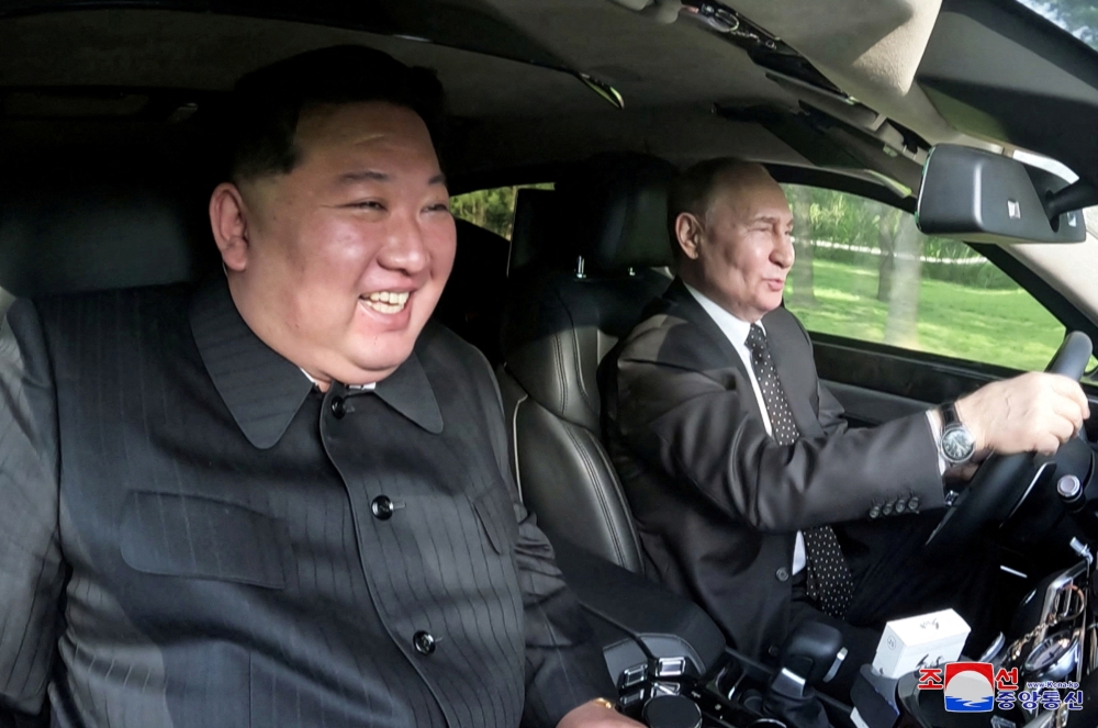 俄罗斯总统普京（右）此次访朝，不但给金正恩赠送俄制豪华轿车，还主动开车载金正恩在平壤街头“兜风”。-路透社-
