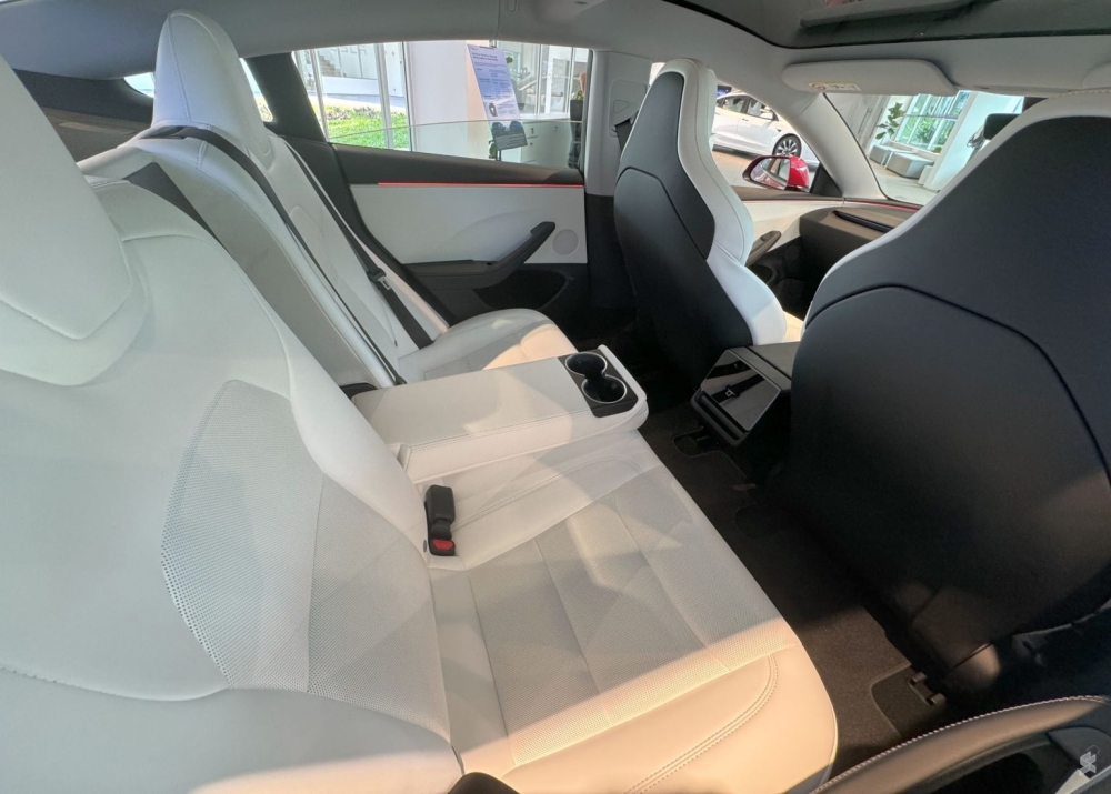 特斯拉Model 3 Performance的后座区域。-摘自Soyacincau-