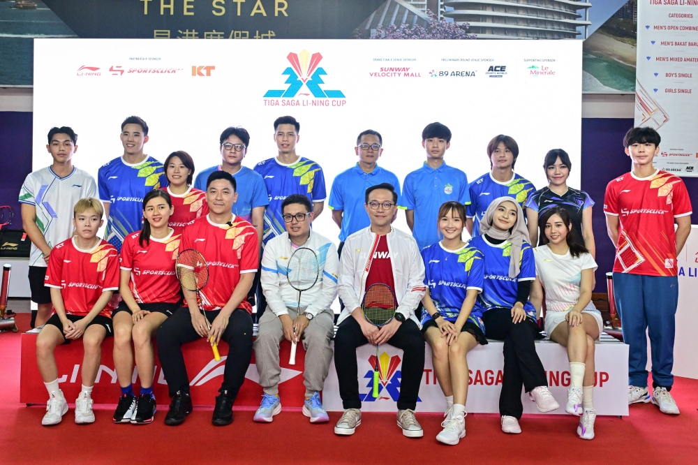 李宁马来西亚旗下大使包括陈文宏、王耀新、张御宇、吴堇溦、温可微、沈威胜、吴丽颐等运动员,与李宁代表一起合照。-李宁提供-