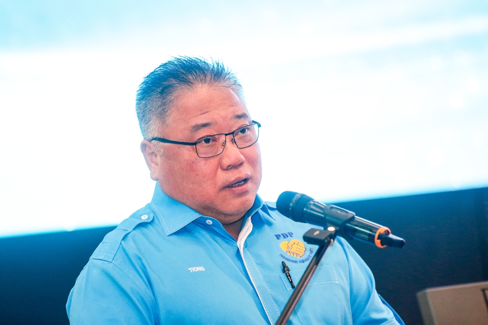 张庆信说，一旦发现“云顶旅巴翻覆事件”中有疏忽行为，旅游部会立即吊销有关公司的旅游执照。-Hari Anggara摄-