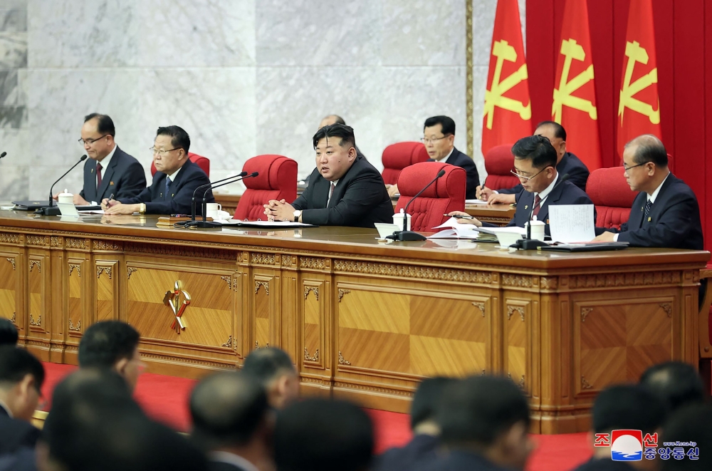 朝鲜劳动党周六举行第八届中央委员会第十次全体会议，朝鲜最高领导人金正恩（中）在会上讲话。-法新社/朝中社-