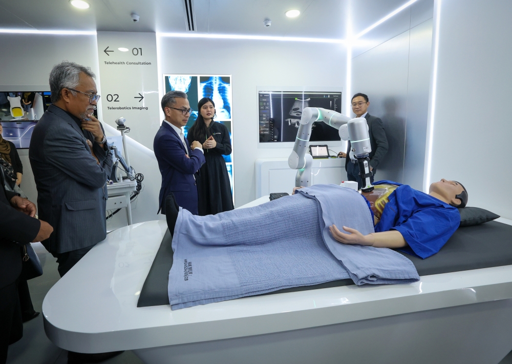 法米（左2）参观在CelcomDigi人工智能体验中心内的健康陈列室。-马新社-