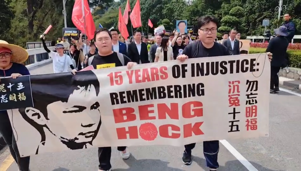 经过协商后,“正义之行”一行人最终获准前进到大门外的50公尺路段中间呈交备忘录。-图撷取自Teoh Beng Hock Association for Democratic Advancement面子书视频-