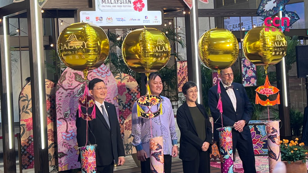 银娱综合娱乐服务部高级董事叶燕民(左起)、马来西亚驻香港总领事馆总领事木山利、澳门特别行政区政府旅游局局长文绮华和澳门银河款客事务行政副总裁林展安作为主礼嘉宾出席开幕仪式,见证第十届马来西亚美食节正式开锣。-庄礼文摄-