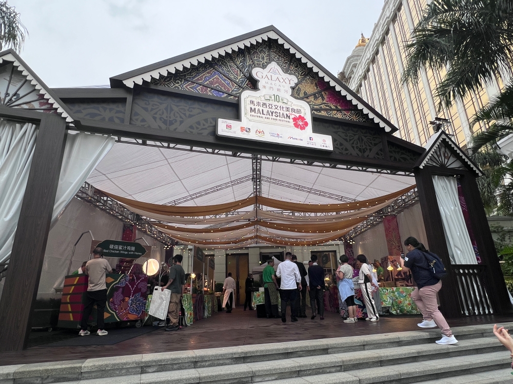 银河酒店绿洲宴会厅即日起至7月31日,以“大马美食摊位”的形象接待各国游客。-庄礼文摄-