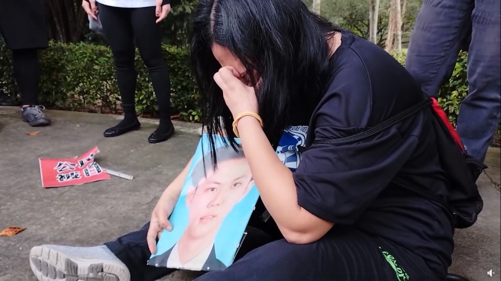 赵丽兰欲进入国会受到警方阻拦，她甚至一度跌倒在地，而痛哭流涕。-图撷取自Teoh Beng Hock Association for Democratic Advancement面子书视频-