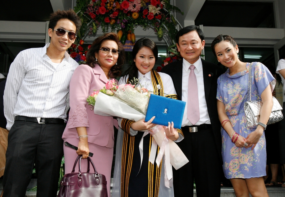 2008年，塔辛（右2）曾短暂返回曼谷，一家人出席佩通坦（中）的大学毕业典礼。-路透社-